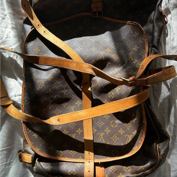 Louis Vuitton buckle and expandable messenger bag - Picture 3 of 7